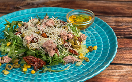 SAŁATKA Z TUŃCZYKIEM